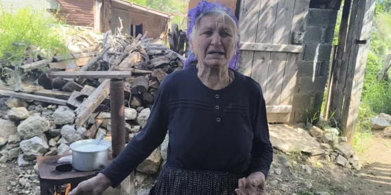86-yasindaki-depremzede-barakada-kaliyor-param-yok-diye-sokaklarda-mi-yasayacagim-hUGsfzwN.webp
