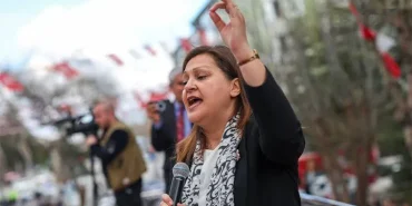 akpli-isim-burcu-koksal-ak-partiye-geciyor-beyefendi-grup-toplantisinda-rozetini-takacak-nYCYZGAY.webp