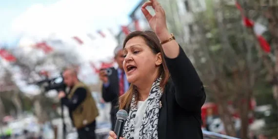 akpli-isim-burcu-koksal-ak-partiye-geciyor-beyefendi-grup-toplantisinda-rozetini-takacak-nYCYZGAY.webp