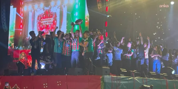 amedspor-sampiyonluk-kupasini-on-binlerle-kaldirdi-lige-renk-katacagiz-iKEsVx31.webp