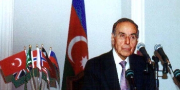 azerbaycanin-ulusal-lideri-haydar-aliyev-dogumunun-103-yilinda-anildi-UqxWtiVB.jpg