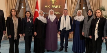 baris-annelerinden-ak-partiye-ziyarette-beyaz-tulbent-hediyesi-2yJtzHmq.jpg