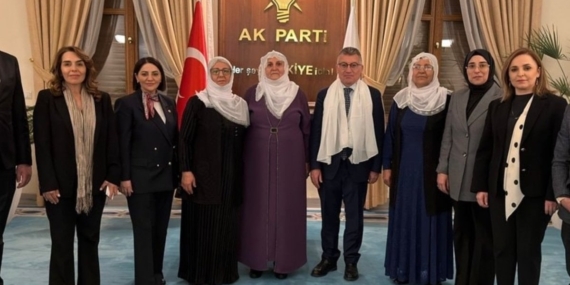 baris-annelerinden-ak-partiye-ziyarette-beyaz-tulbent-hediyesi-2yJtzHmq.jpg