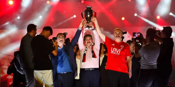 batman-petrolspor-1-ligde-sampiyonluk-kupasi-valilik-onundeki-coskulu-torenle-kaldirildi-DFIgwi6a.webp