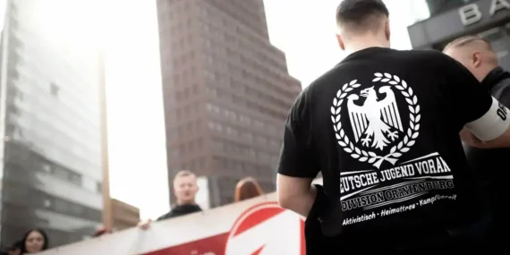 berlinde-madalyonun-oteki-yuzu-neonazi-gencler-ijsO7X8g.webp