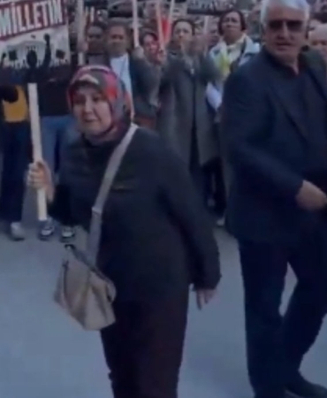 burcu-koksalin-ak-partiye-gececegi-iddialari-sonrasi-chpli-kadin-sinir-krizi-gecirdi-MxQfDUq2.jpg