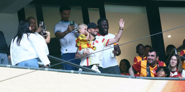 dries-mertens-ve-ailesi-sampiyonluk-icin-rams-parkta-Mtpenltp.jpg