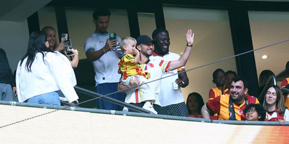 dries-mertens-ve-ailesi-sampiyonluk-icin-rams-parkta-Mtpenltp.jpg