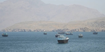 hurmuzde-gerilim-suruyor-katar-aciklarinda-yuk-gemisi-fuze-ile-vuruldu-fgtJB8lH.webp