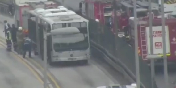 istanbulda-bir-metrobuste-yangin-cikti-uCSBLtKT.jpg
