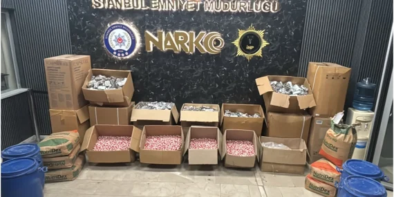 istanbulda-uyusturucu-operasyonu-uretim-makinalari-ve-1-milyon-hap-ele-gecirildi-H2JdUYs6.webp