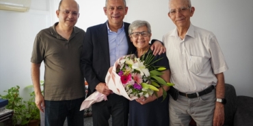 ozgur-ozelden-anneler-gununde-duygusal-ziyaretler-b2VRfCKj.jpg