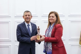 ozgur-ozelden-burcu-koksal-aciklamasi-ariyorum-acmiyor-FCKBZEgX.jpg