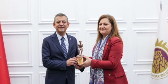 ozgur-ozelden-burcu-koksal-aciklamasi-ariyorum-acmiyor-FCKBZEgX.jpg
