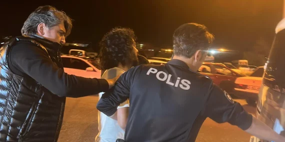 tansiyonu-yukselen-kadina-mudahale-icin-eve-geldiler-rehin-alindilar-saglik-gorevlilerini-polis-kurtardi-TRG4y9b1.webp