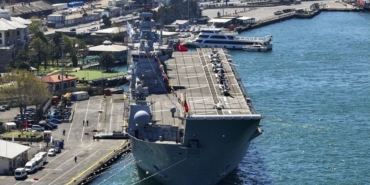 tcg-anadolu-istanbul-bogazinda-turistlerin-gozdesi-oldu-XGCLvHfR.jpg