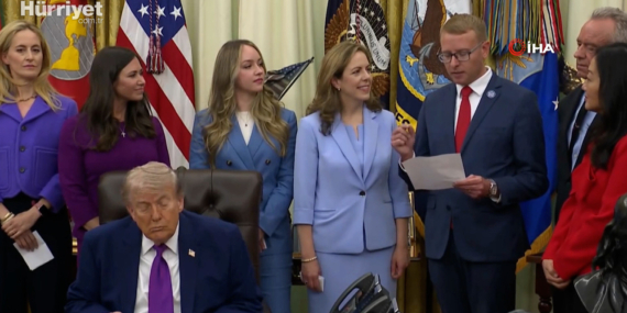 trump-oval-ofisteki-etkinlik-sirasinda-uyukladi-Hv22d7BO.jpg