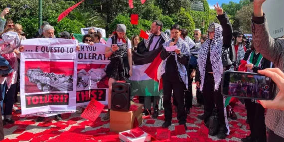 vendik-bienali-gazze-soykirimini-protesto-greviyle-basladi-soykirim-normallestirilemez-israil-bienalden-cikarilsin-4ADALIUP.webp