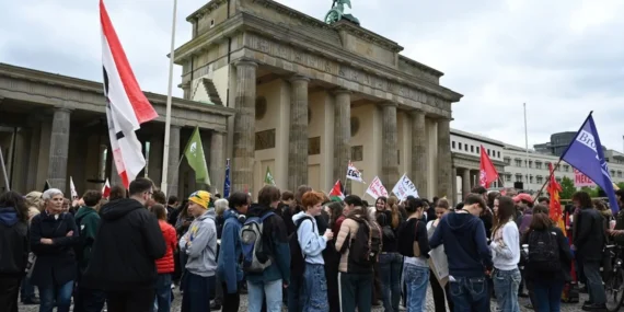 zorunlugu-askerlige-karsi-protesto-almanyada-ogrenciler-sokaga-cikti-eSU69Fjt.webp